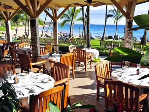 ห้องอาหารหรือที่รับประทานอาหารของ Mana Kai Maui
