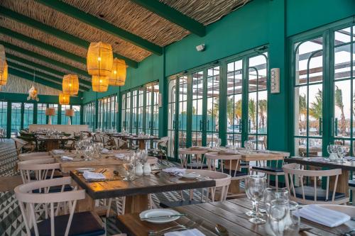 Un restaurante o sitio para comer en Ocean el Faro Resort - All Inclusive