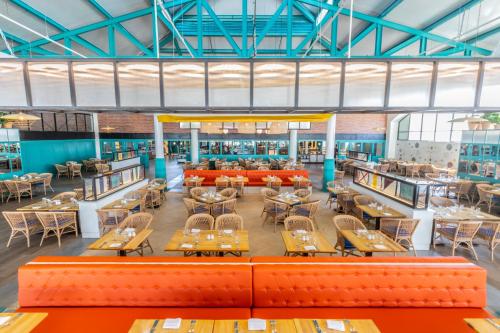 Un restaurante o sitio para comer en Ocean el Faro Resort - All Inclusive