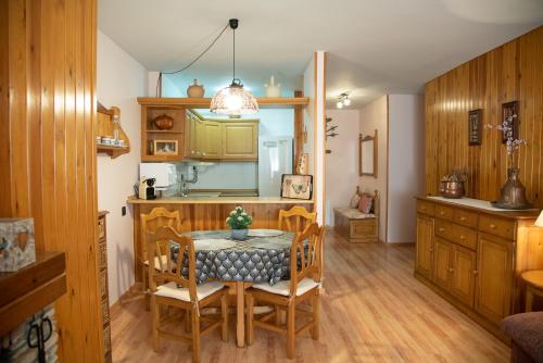a kitchen and dining room with a table and chairs at Apartamento CA L'ANTON con Parking in Rialp