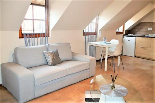 sala de estar con sofá y mesa en Downtown Apartments DeLuxe en Győr
