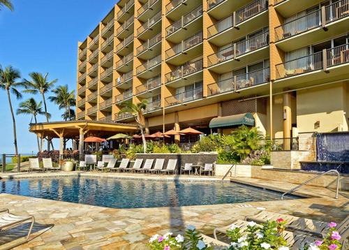 un hotel con piscina frente a un edificio en Mana Kai Maui en Wailea