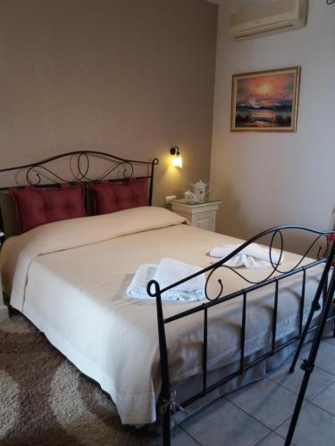 Ένα ή περισσότερα κρεβάτια σε δωμάτιο στο Pansion Irini