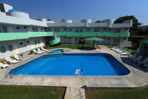 una vista exterior del hotel con una gran piscina en Dorados Conventions & Resort, en Oaxtepec