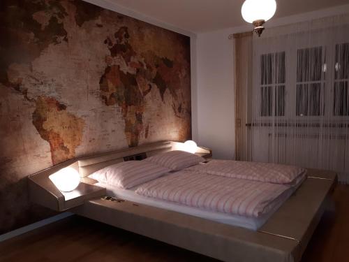 una camera da letto con un letto con due lampade sopra di Austria Center - Wien an der Donau a Vienna