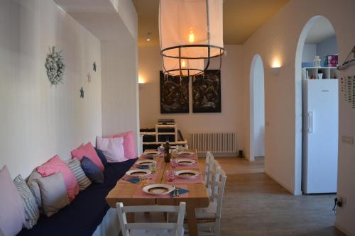 a room with a long table with chairs and a couch at Casa Polly B&B in Grottammare