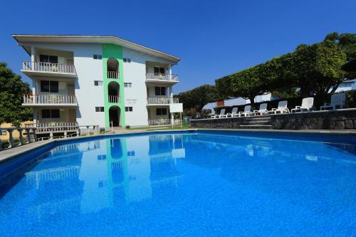 a large swimming pool in front of a building at Dorados Conventions & Resort in Oaxtepec