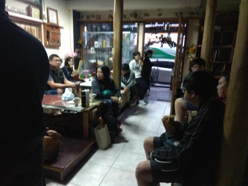 een groep mensen die in een kamer zitten bij Art Taiwan Homestay in Shunan