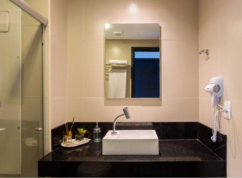 y baño con lavabo y ducha. en LOFT PREMIUM Boa Viagem 20 andar, en Recife