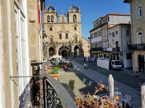 - un balcon offrant une vue sur un bâtiment avec une église dans l'établissement Braga Bells Guesthouse, à Braga