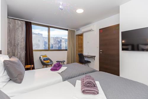Posteľ alebo postele v izbe v ubytovaní Apinelo Tower Rooms