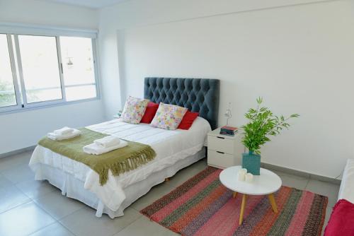 1 dormitorio con 1 cama grande y 1 mesa en HOLLYWOOD STUDIOS 1 en Buenos Aires