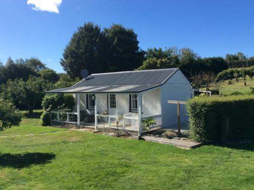 a house with a solar roof on a yard at Granny Stringer’s Cottage in Roxburgh