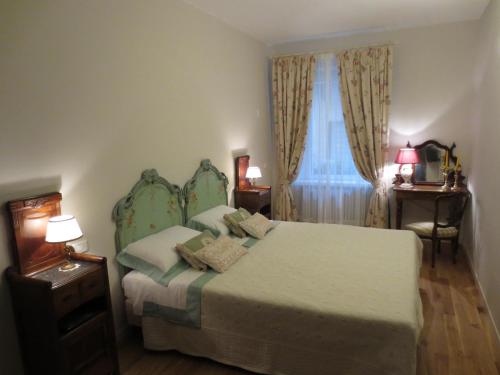 una camera con letto e finestra di Casa Panvinio a Verona