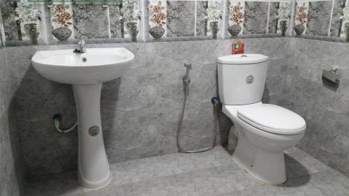 La salle de bains est pourvue de toilettes et d'un lavabo. dans l'établissement Kandyan Rest, à Wasgamuwa