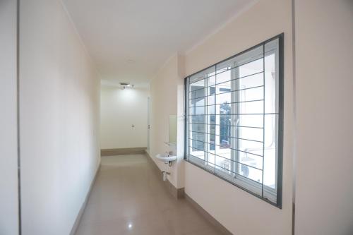 uma casa de banho com um WC e uma janela em OYO 387 Alfa Guest House em Jakarta