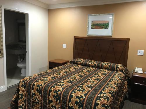 Una cama o camas en una habitación de Fullerton Lodge