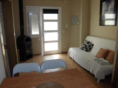 - un salon avec un canapé blanc et une table dans l'établissement Majestic, à Lloret de Mar