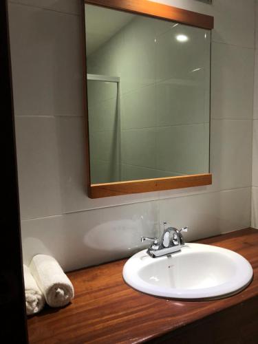 W łazience znajduje się biała umywalka i lustro. w obiekcie Hotel Pastora w mieście Kordoba