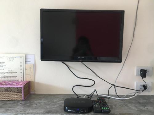 Budchui Guesthouseにあるテレビまたはエンターテインメントセンター