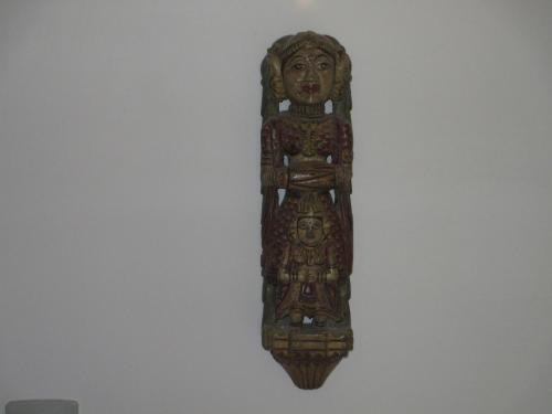 a wooden totem pole on a white wall at Casa Balducci Bed&Breakfast in Mercatello sul Metauro