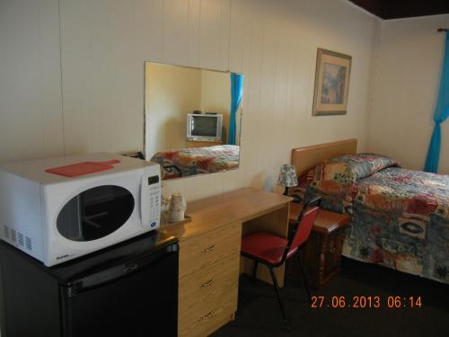 Postel nebo postele na pokoji v ubytování Holiday House Motel