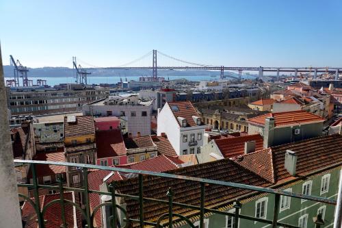 Pemandangan umum bagi Lisbon atau pemandangan bandar yang diambil dari apartmen