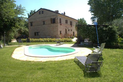 a small swimming pool in the yard of a house at Casa il Girasole con piscina nelle Marche in Macerata