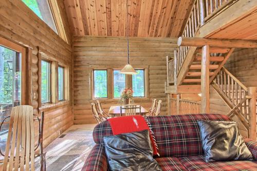Ruang duduk di 823 Mountain Cabin
