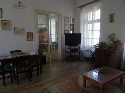 Una televisión o centro de entretenimiento en PrimaByt