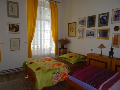 Dos camas sentadas en una habitación con ventana. en PrimaByt, en Sušice