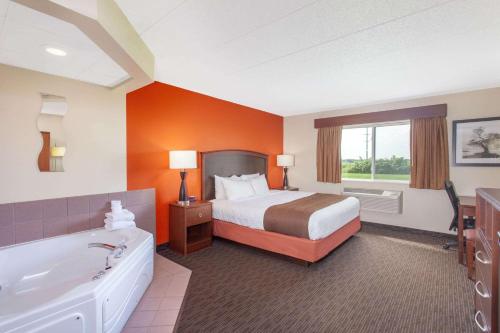 Ένα ή περισσότερα κρεβάτια σε δωμάτιο στο AmericInn by Wyndham St Cloud MN I-94