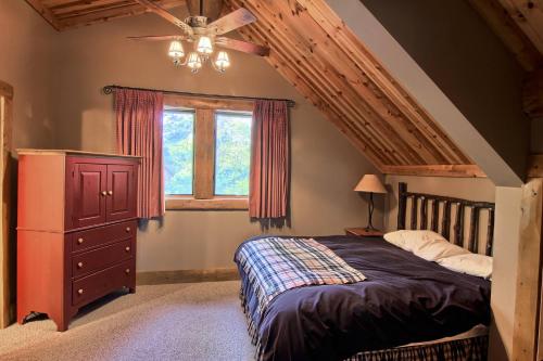 Katil atau katil-katil dalam bilik di 823 Mountain Cabin