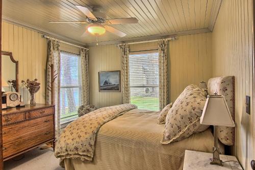 Schlafzimmer mit einem Bett und einem Deckenventilator in der Unterkunft Lake Escape in Charlevoix