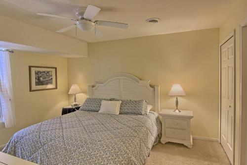 une chambre avec un lit et un ventilateur de plafond dans l'établissement Charlevoix Creekside Condo, à Charlevoix