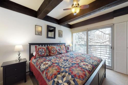 Легло или легла в стая в Lionshead Apartments