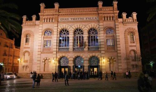 a large building with people standing outside of it at night at Alojamiento Cádiz in Cádiz