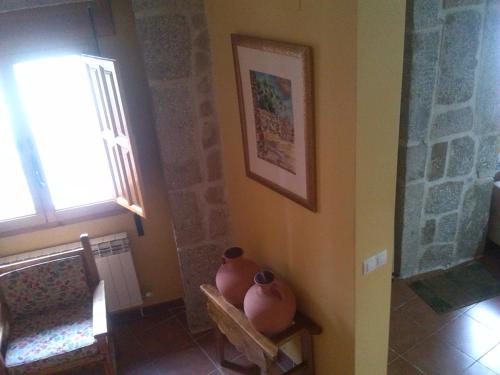 a room with a vase on the wall and a window at La plaza in Villatoro