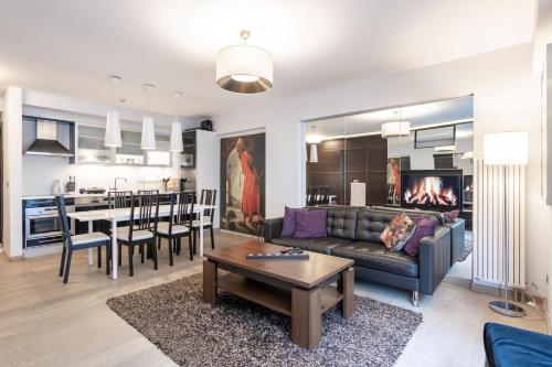 Deger 16 Residences في إسطنبول: غرفة معيشة ومطبخ مع أريكة وطاولة