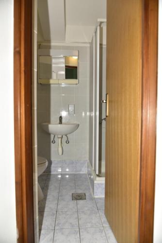 Et badeværelse på Apartments Ivka