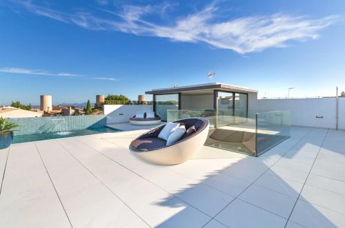 a modern house with a tub on a roof at Montblau in Búger