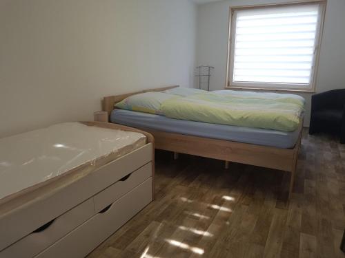 1 Schlafzimmer mit 2 Betten und einem Fenster in der Unterkunft Ferienhaus Am Graseberg in Neinstedt