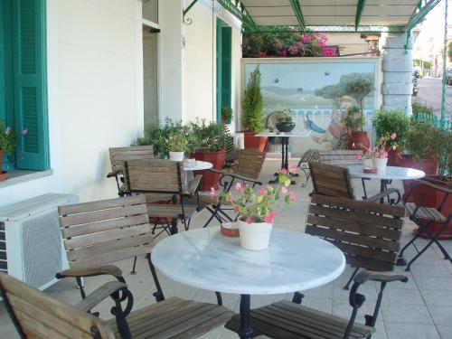 Reštaurácia alebo iné gastronomické zariadenie v ubytovaní Orfeas Hotel