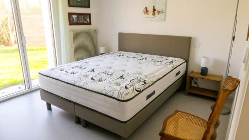 1 dormitorio con 1 cama en una habitación con ventana en Villa pecheur, en Damgan