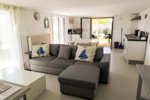 un salon avec un canapé et une table dans l'établissement Villa pecheur, à Damgan