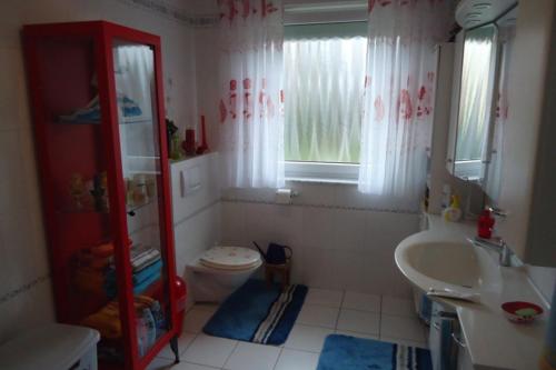 een kleine badkamer met een toilet en een wastafel bij Privatapartment Henschel in Hannover