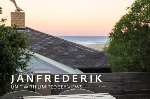 a view of the ocean from a house at Soutbos & Janfrederik in Agulhas