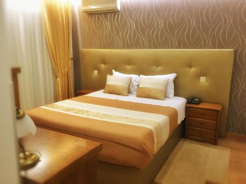 a bedroom with a large bed in a room at Hotel Estalagem Turismo in Bragança