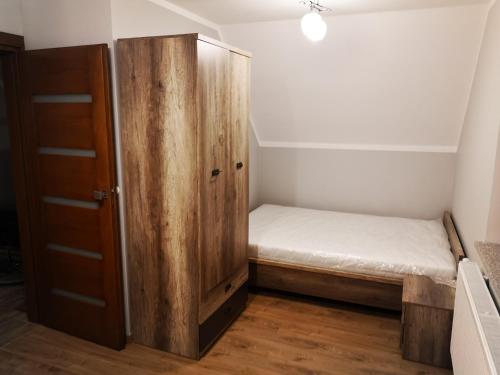 Een bed of bedden in een kamer bij DOMEK W GÓRACH I NAD JEZIOREM CZORSZTYŃSKIM