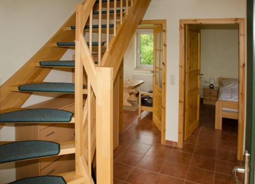 ein Zimmer mit einer Treppe und ein Zimmer mit einem Schlafzimmer in der Unterkunft Ferienhaus Klaus und Walter in Mechelsdorf